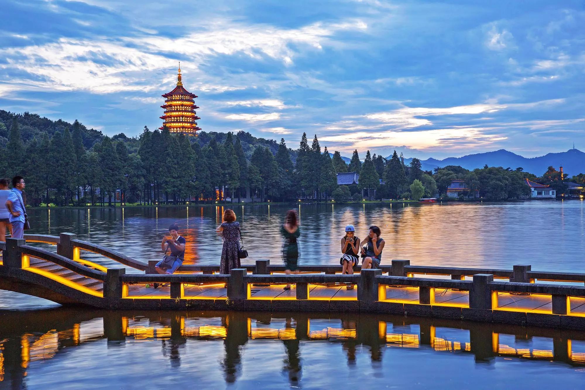 南京、灵山大佛、魔都上海、西湖美景、乌镇、夜景苏州古运河、夜登金茂大厦·船游黄浦江、杭州宋城5日游全攻略